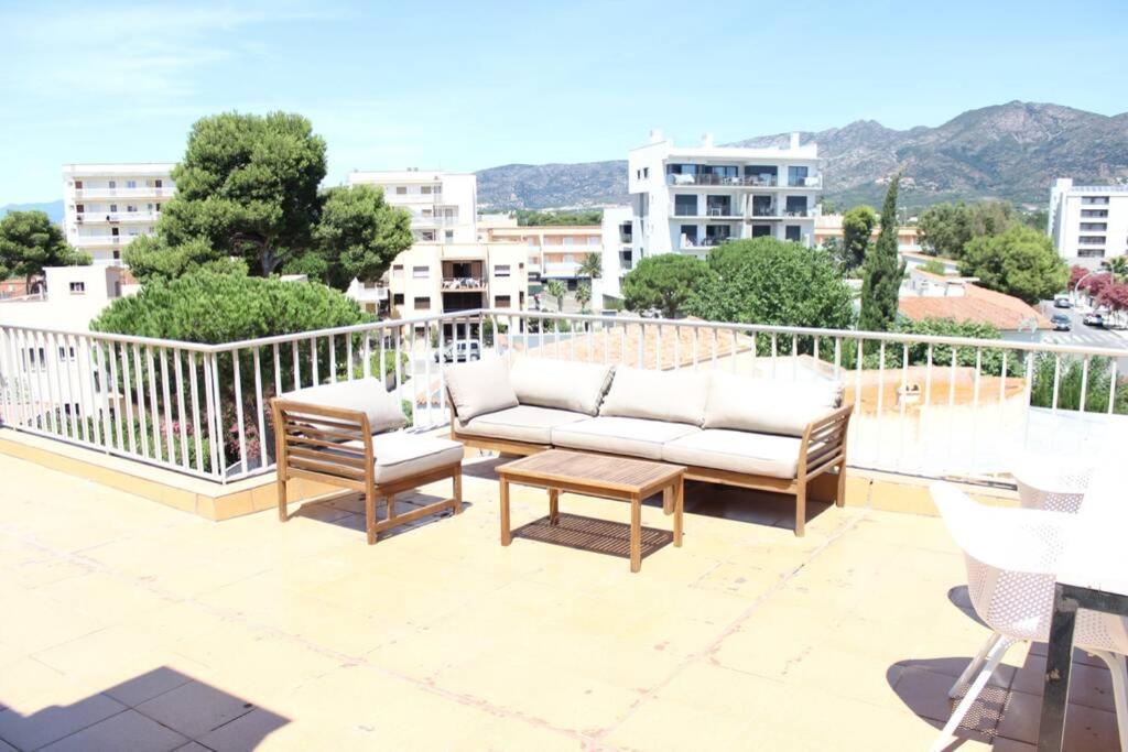 Beautiful Loft, Huge Sunny Terrace, View Over The Beach And Sea Roses Exterior photo